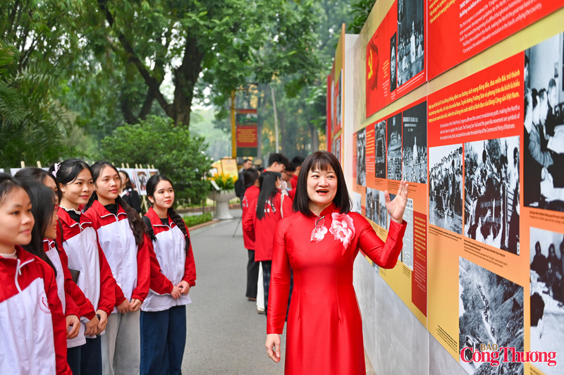 Triển lãm thu hút rất đông các bạn học sinh, sinh viên tới thăm và học tập ngoại khoá.
