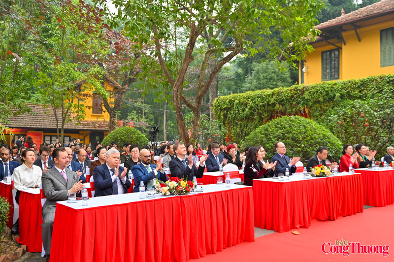 Tham dự sự kiện có lãnh đạo Bộ Văn hoá, Thể thao và Du lịch, Đại sứ Liên bang Nga, đại diện các đại sứ quán, gia đình Đại tướng Võ Nguyên Giáp và đại diện Bảo tàng Nguyễn Chí Thanh cùng đông đảo du khách tới thăm khu di tích Phủ Chủ tịch.