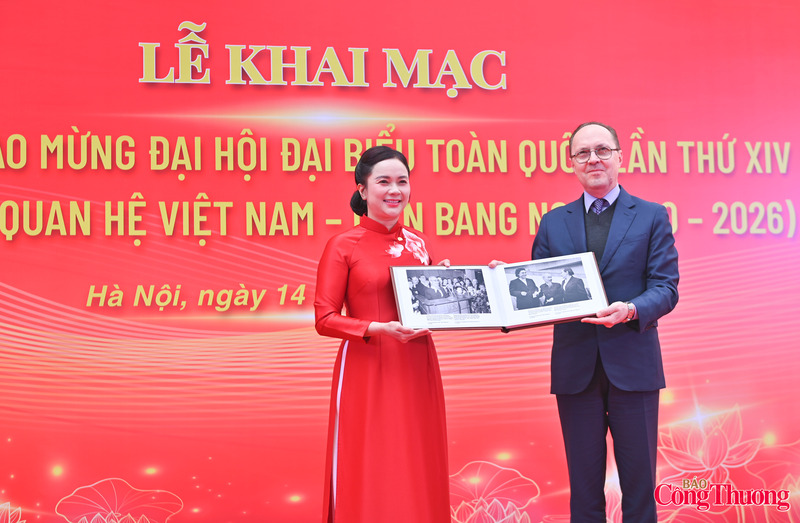 Trong khuôn khổ chuỗi hoạt động, Khu Di tích Phủ Chủ tịch tổ chức Lễ tiếp nhận 30 ảnh tư liệu quý do Đại sứ quán Liên bang Nga trao tặng. Các tư liệu được sưu tầm từ Trung tâm Lưu trữ Nhà nước Moscow, phản ánh sinh động mối quan hệ giữa Chủ tịch Hồ Chí Minh với nước Nga và tiến trình phát triển quan hệ ngoại giao hai nước.