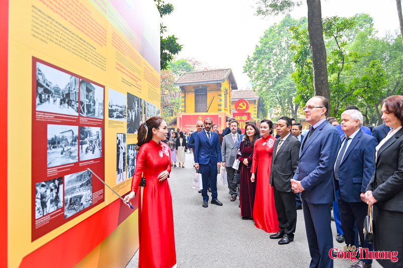 Triển lãm “Đảng Cộng sản Việt Nam - rực rỡ trang sử vàng”, khái quát chặng đường 95 năm xây dựng và phát triển, Đảng Cộng sản Việt Nam đã tổ chức 13 kỳ Đại hội đại biểu toàn quốc. Mỗi kỳ là một dấu mốc lịch sử quan trọng, tổng kết thắng lợi, rút ra bài học kinh nghiệm và đề ra đường lối phù hợp với yêu cầu cách mạng trong từng giai đoạn.