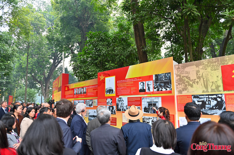 Triển lãm giới thiệu 280 hình ảnh, tư liệu tiêu biểu, gồm ba phần: Phần 1 khẳng định vai trò của Chủ tịch Hồ Chí Minh – lãnh tụ Nguyễn Ái Quốc – trong việc tiếp thu, truyền bá chủ nghĩa Mác – Lênin, sáng lập và rèn luyện Đảng Cộng sản Việt Nam. Phần 2 giới thiệu 13 kỳ Đại hội với những chủ trương, quyết sách đúng đắn, phản ánh sức mạnh đoàn kết của toàn Đảng, toàn dân và toàn quân. Phần 3 hướng tới Đại hội Đảng toàn quốc lần thứ XIV, nhấn mạnh ý nghĩa của công tác chuẩn bị và sinh hoạt chính trị sâu rộng trong toàn xã hội.