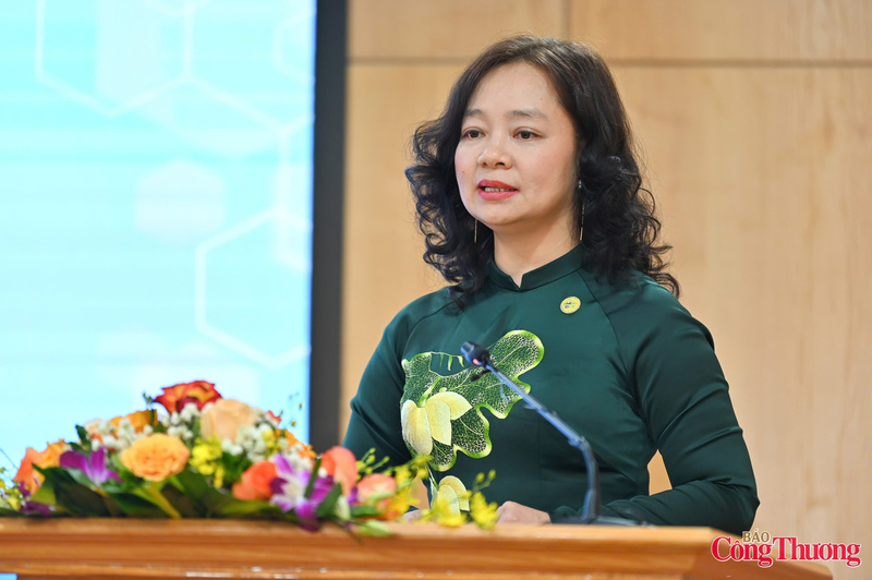 Bà Nguyễn Thị Lâm Giang - Cục trưởng Cục Đổi mới sáng tạo, Chuyển đổi xanh và Khuyến công phát biểu tại hội nghị. Ảnh: Nguyễn Nam