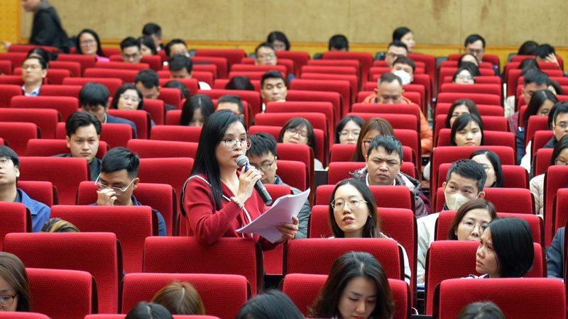 Trao đổi, giải đáp những thắc mắc của doanh nghiệp tại hội nghị liên quan Thông tư 121. Ảnh: HQ