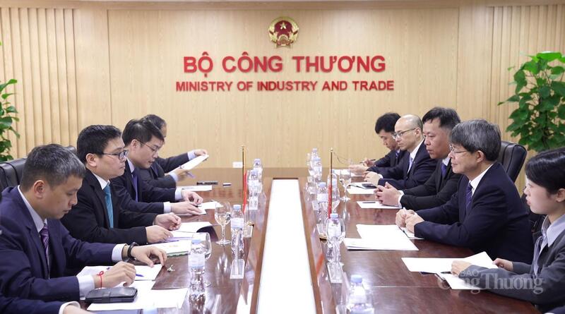 Toàn cảnh buổi làm việc giữa Thứ trưởng Bộ Công Thương Trương Thanh Hoài và Thứ trưởng Bộ Công nghiệp và Thông tin Trung Quốc.