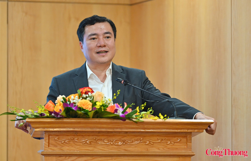 Thứ trưởng Bộ Công Thương Nguyễn Sinh Nhật Tân phát biểu chỉ đạo tại hội nghị.