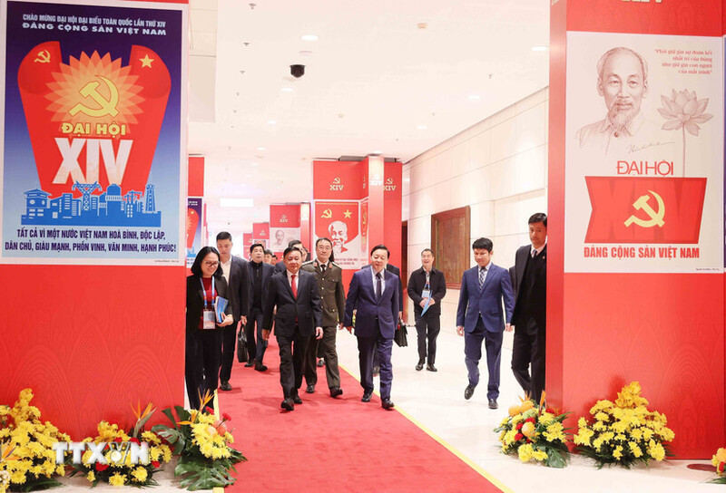 Thường trực Ban Bí thư Trần Cẩm Tú kiểm tra khu vực Trung tâm hội nghị. Ảnh: TTXVN