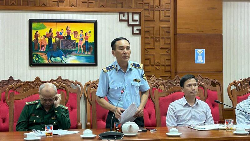 Ông Vương Minh Sơn, Chi cục trưởng Chi cục Quản lý thị trường Đắk Lắk nêu một số ý kiến tại hội nghị. Ảnh: Vũ Long