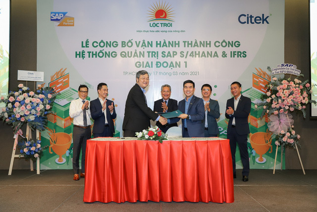 Ông Trần Khánh Dư (bên trái) xuất hiện tại một sự kiện hồi tháng 3/2021.