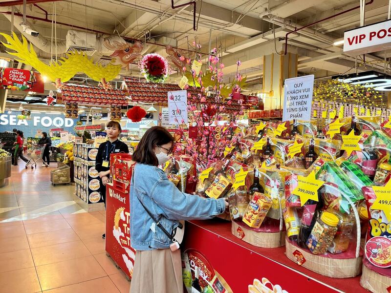 Thị trường giỏ quà Tết khởi động sớm. Ảnh: Lam Giang