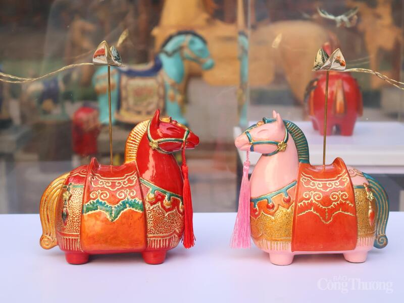 Cùng xuất hiện trong triển lãm là loạt tác phẩm của họa sỹ Lê Huy và nhóm Lamphong Studio.