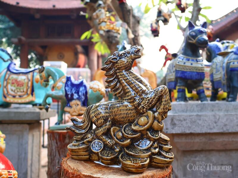 Chiêm ngưỡng ngựa điêu khắc độc bản từ rừng sâu đổ bộ Văn Miếu - 7