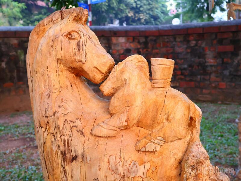 Mỗi tác phẩm là một lát cắt riêng biệt, phản ánh tâm hồn phóng khoáng của nghệ nhân và ý chí bền bỉ của con người vùng cao.