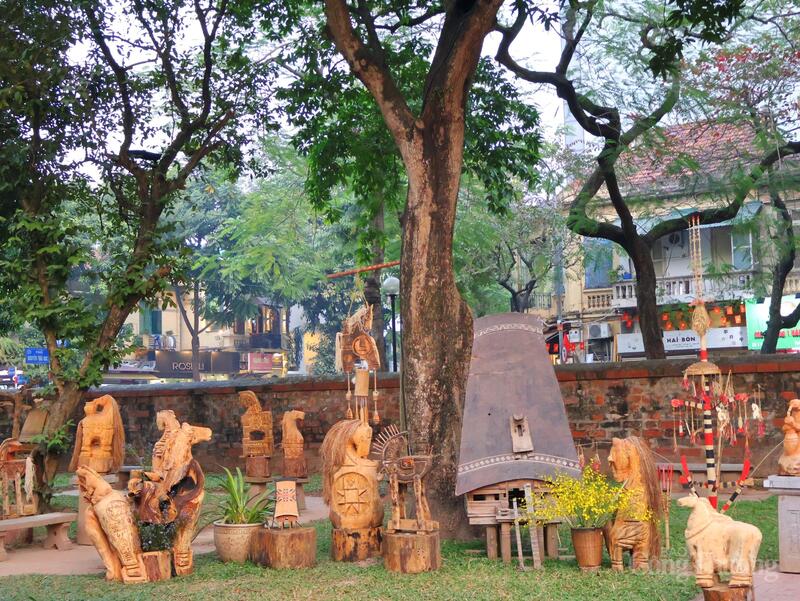 Những chú ngựa gỗ tại đây gây ấn tượng mạnh bởi vân gỗ tự nhiên, không qua sơn phết.