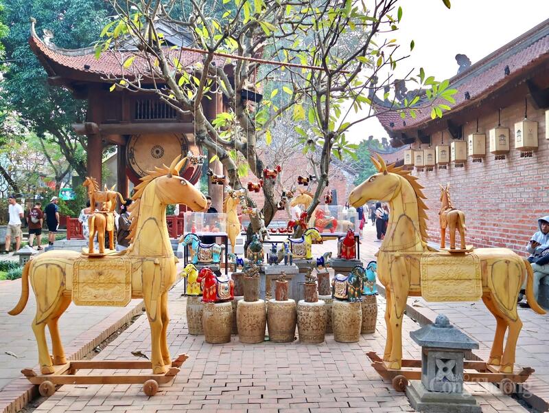 Điểm nhấn xuyên suốt không gian là bộ sưu tập tượng gỗ độc bản của nhà nghiên cứu Đặng Minh Tâm.