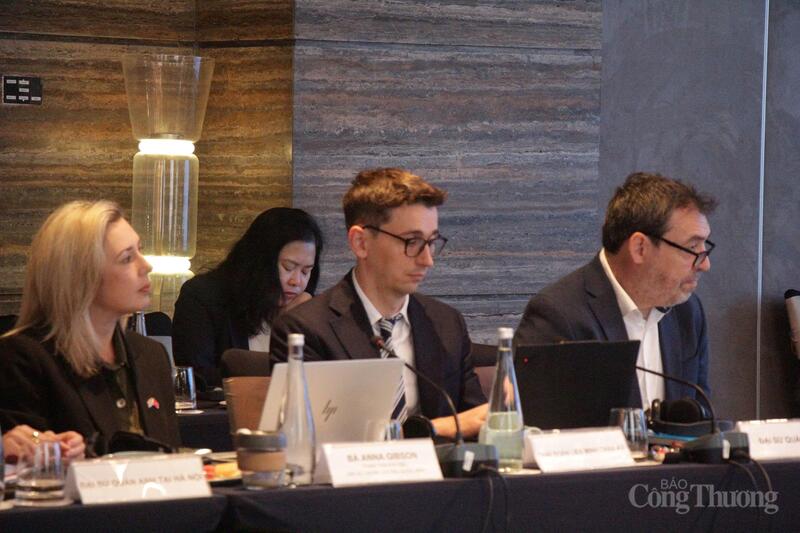 Các đại biểu quốc tế tham dự cuộc họp.