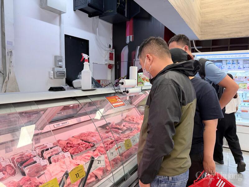 Tại hệ thống siêu thị, các sản phẩm thịt tươi luôn được bảo quản trong tủ mát ở nhiệt độ tiêu chuẩn để đảm bảo độ tươi ngon và an toàn vệ sinh thực phẩm. Ảnh: Minh Anh