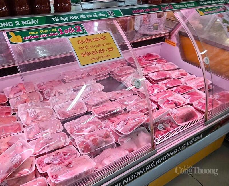 Ghi nhận tại các hệ thống bán lẻ hiện đại, quầy kệ luôn đầy ắp hàng hóa nhưng giá một số loại thịt heo như ba chỉ, sườn non đã bắt đầu thiết lập mặt bằng giá mới. Ảnh: Minh Anh.