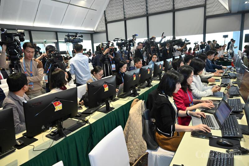 Đông đảo các phóng viên tại buổi họp báo. Ảnh: Cấn Dũng