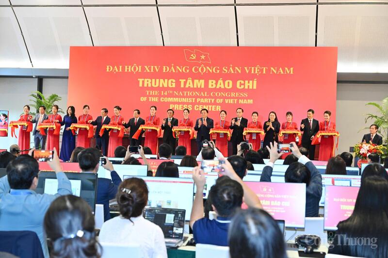 Lãnh đạo Đảng, Nhà nước thực hiện cắt băng khai trương Trung tâm Báo chí Đại hội XIV. Ảnh: Cấn Dũng