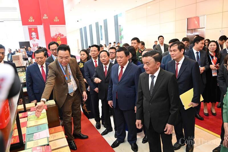 Thường trực Ban Bí thư Trần Cẩm Tú và các lãnh đạo Đảng, Nhà nước thăm khu trưng bày sách, báo phục vụ Đại hội XIV. Ảnh: Cấn Dũng