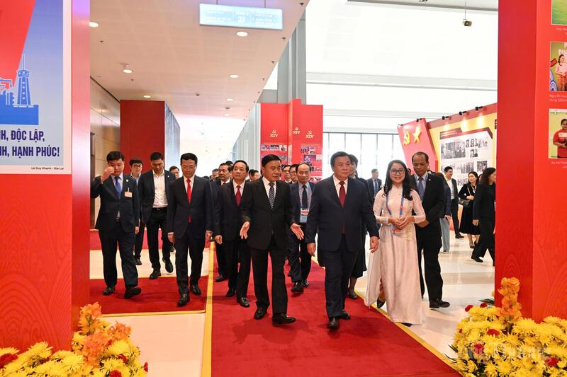 Lãnh đạo Đảng, Nhà nước đến dự họp báo và khai trương Trung tâm Báo chí Đại hội XIV. Ảnh: Cấn Dũng