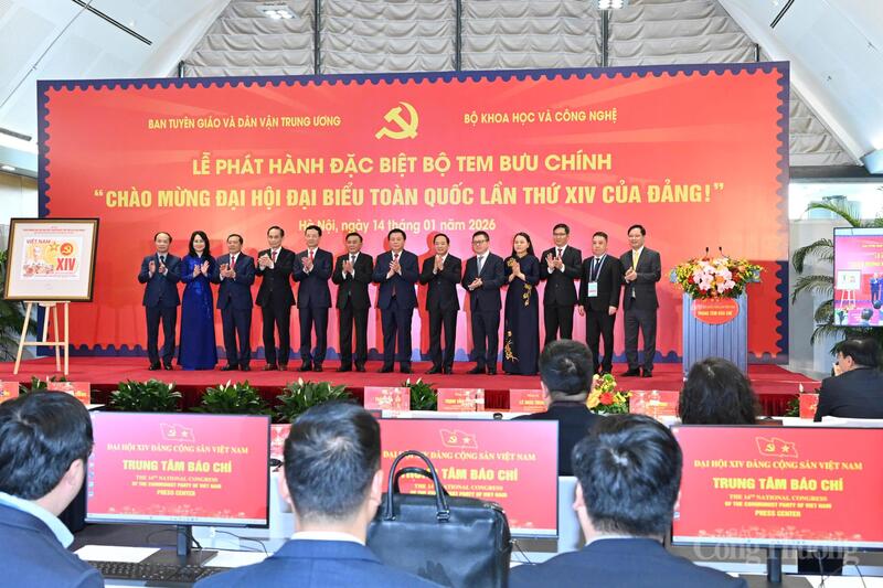 Trước Lễ khai trương Trung tâm Báo chí, Lãnh đạo Đảng, Nhà nước cũng đã tham dự Lễ phát hành đặc biệt bộ tem bưu chính "Chào mừng Đại hội đại biểu toàn quốc lần thứ XIV của Đảng". Ảnh: Cấn Dũng
