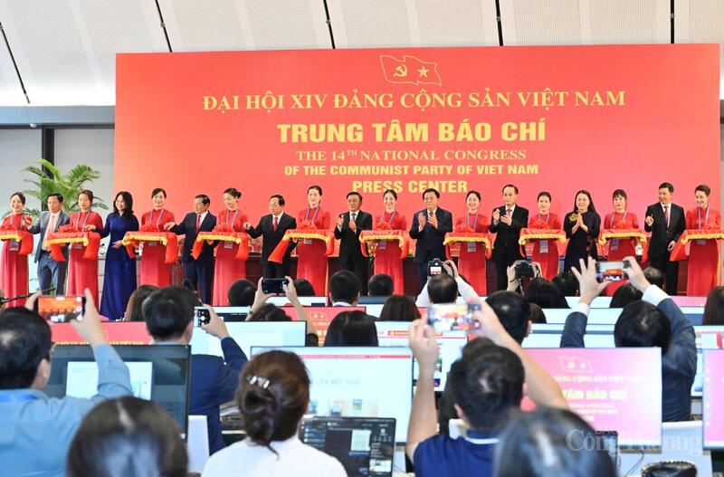 Các đồng chí Lãnh đạo Đảng, Nhà nước dự Lễ khai trương Trung tâm Báo chí. Ảnh: Cấn Dũng