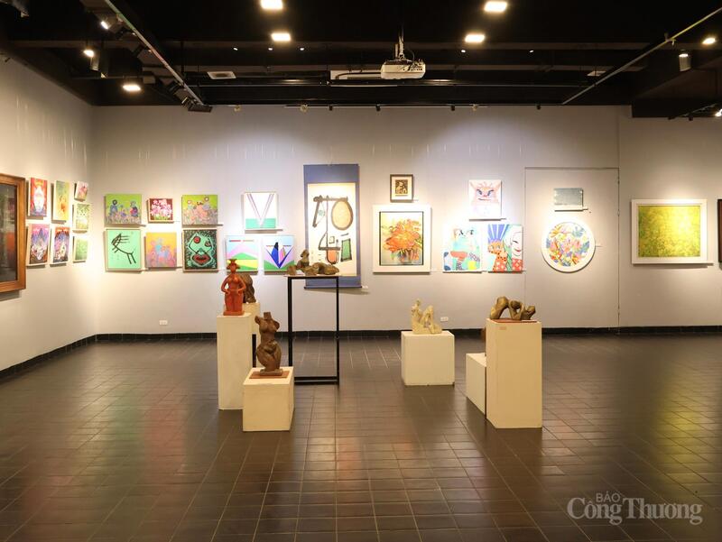 Triển lãm “Sắc màu hữu nghị” diễn ra tại Nhà triển lãm Mỹ thuật (số 16 Ngô Quyền, Hà Nội).