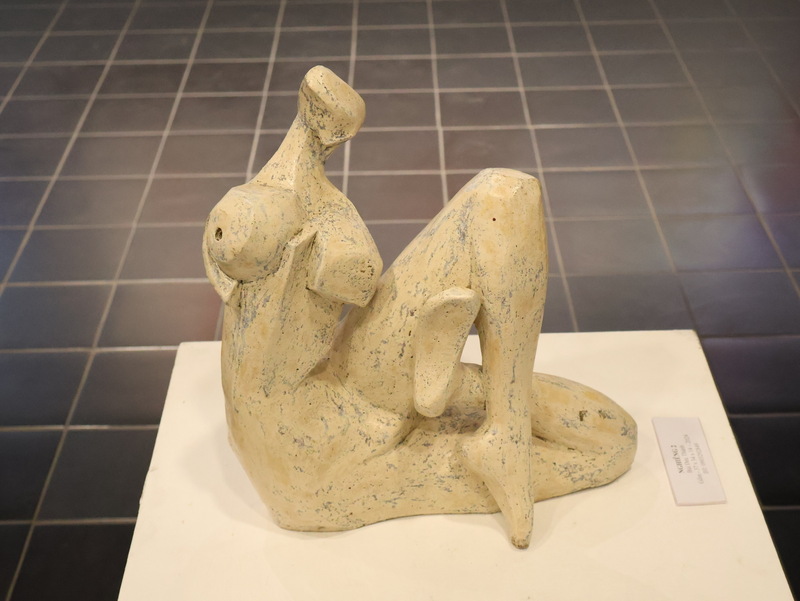 Tác phẩm gốm Nghiêng 2 của tác giả Bùi Đức Thành.