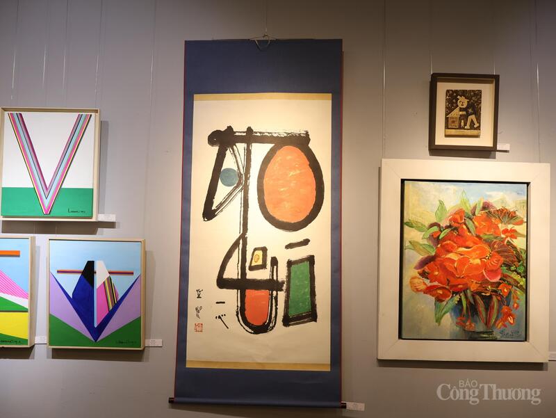 Về phía Hàn Quốc, các họa sĩ Park Yeon Hee, Lee Hyang Jae, Jeong Huyn Ja, Yoo Young Kwae… giới thiệu đến công chúng gần 20 bức họa.