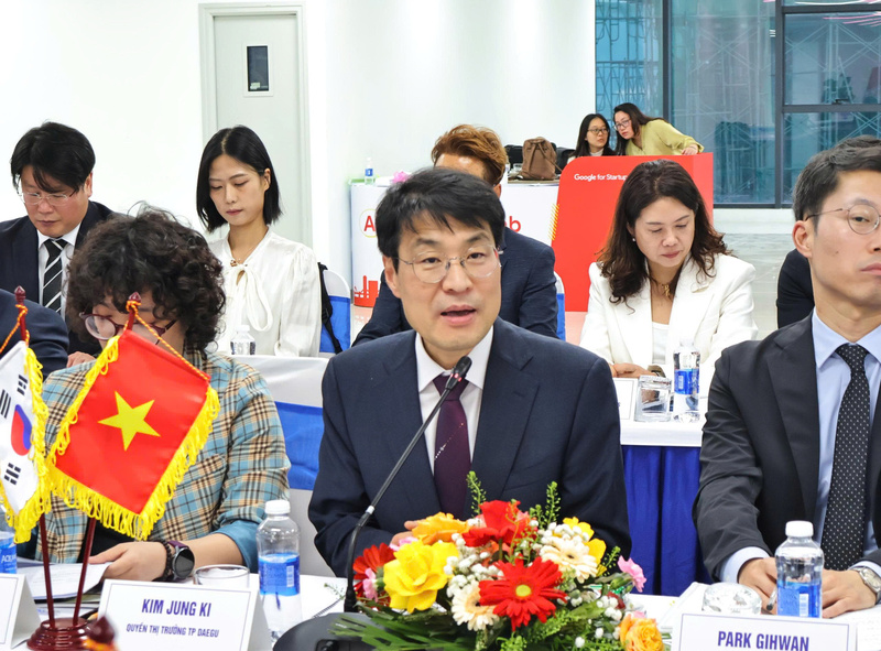 Ông Kim Jung Ki, Quyền Thị trưởng Thành phố Daegu phát biểu tại buổi thảo luận. Ảnh: Diễm Phúc