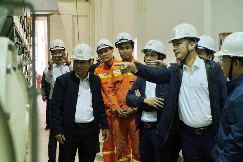 Đoàn công tác kiểm tra việc quản lý vận hành tại một số TBA cấp điện cho Đại hội. Ảnh: Mạnh Hùng