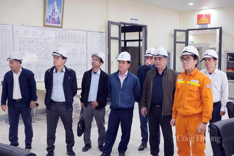Đoàn công tác kiểm tra việc quản lý vận hành tại TBA 500kV Thường Tín.