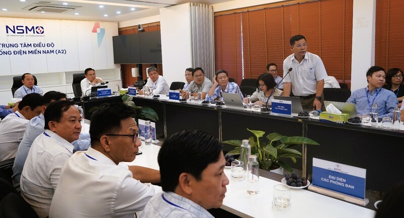 Đại diện SSO trình bày tham luận về công tác phối hợp vận hành giữa PC Vĩnh Long và SSO trong năm 2026