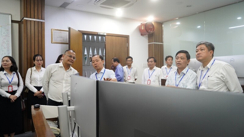Đoàn công tác PC Vĩnh Long tham quan Phòng Điều hành của SSO
