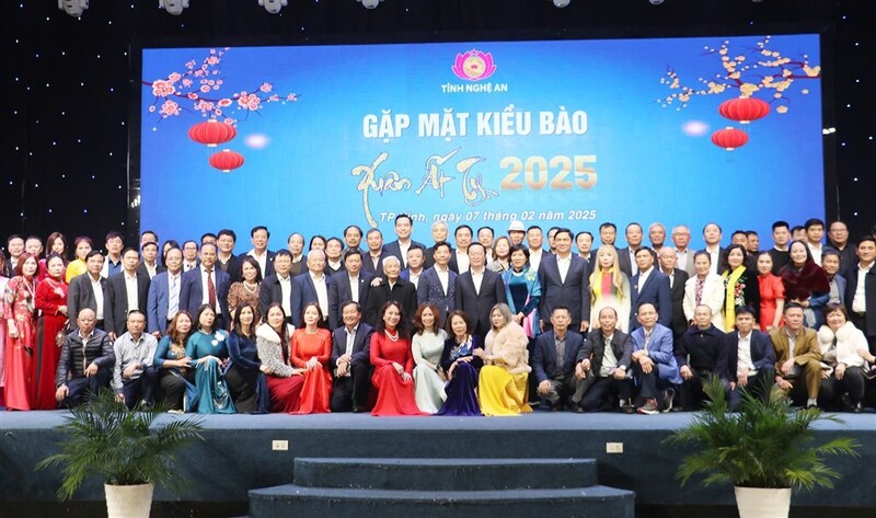 Sở Công Thương tỉnh Nghệ An tổ chức gian hàng trưng bày sản phẩm tiêu biểu và xuất khẩu của tỉnh tại chương trình Gặp mặt kiều bào Nghệ An Xuân Ất Tỵ 2025. Ảnh: Mai Liễu