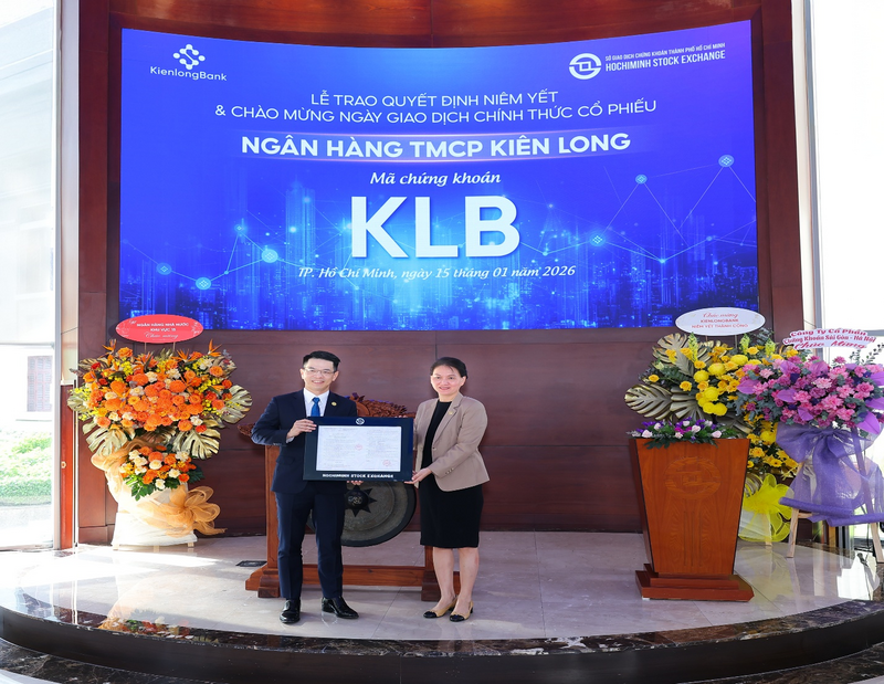 Ông Trần Ngọc Minh - Chủ tịch HĐQT KienlongBank nhận quyết định niêm yết cổ phiếu KLB từ đại diện Sở Giao dịch Chứng khoán Thành phố Hồ Chí Minh.