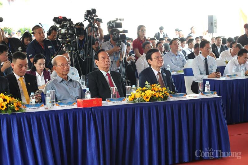 Nguyên Chủ tịch nước Trương Tấn Sang và các đại biểu nguyên lãnh đạo Trung ương tham dự buổi lễ.