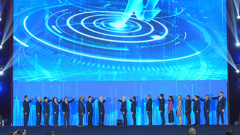 Đại biểu thực hiện nghi thức công bố phát triển “Đô thị Khoa học Công nghệ - Bắc TP. Hồ Chí Minh”. Ảnh: Minh Khuê.