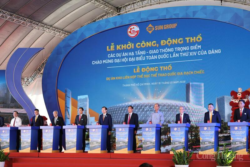 Các đại biểu thực hiện nghi thức khởi công dự án.