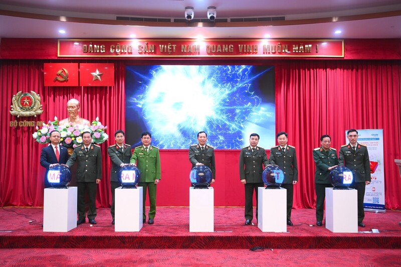 Các đại biểu thực hiện nghi thức bấm nút ra mắt Trung tâm thông tin chỉ huy kết nối hệ thống truyền tin, báo sự cố phòng cháy chữa cháy. Ảnh: Phan Anh