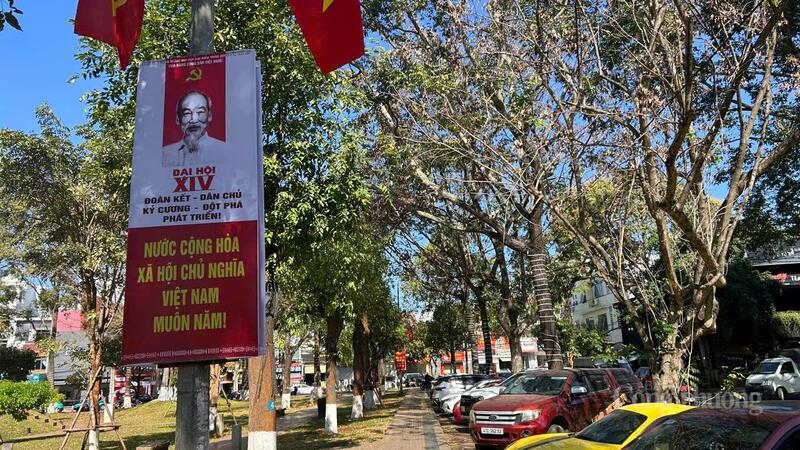 Phường Buôn Ma Thuột treo phướn chào mừng Đại hội Đảng toàn quốc lần thứ XIV đầu đường Trường Chinh.