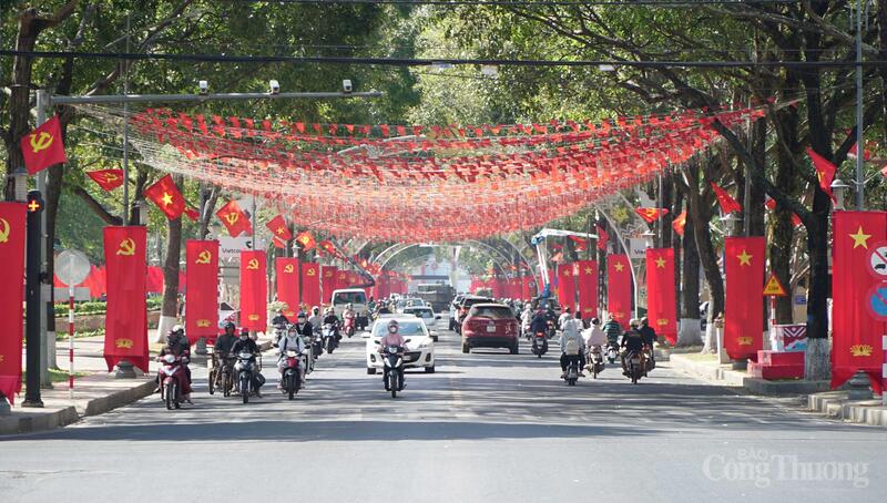 Đường Lê Duẩn rợp cờ hoa