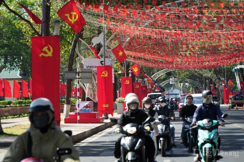 Người dân di chuyển trên đường Lê Duẩn, một trong những con đường đẹp nhất tỉnh Đắk Lắk