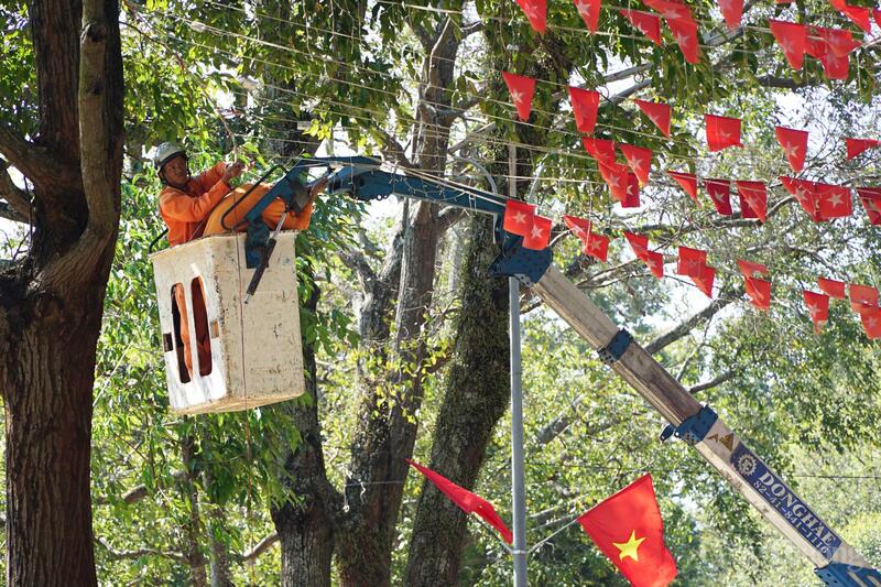 Ngành điện Đắk Lắk đang chỉnh trang, sửa lại đèn đường ở đường Lê Duẩn.