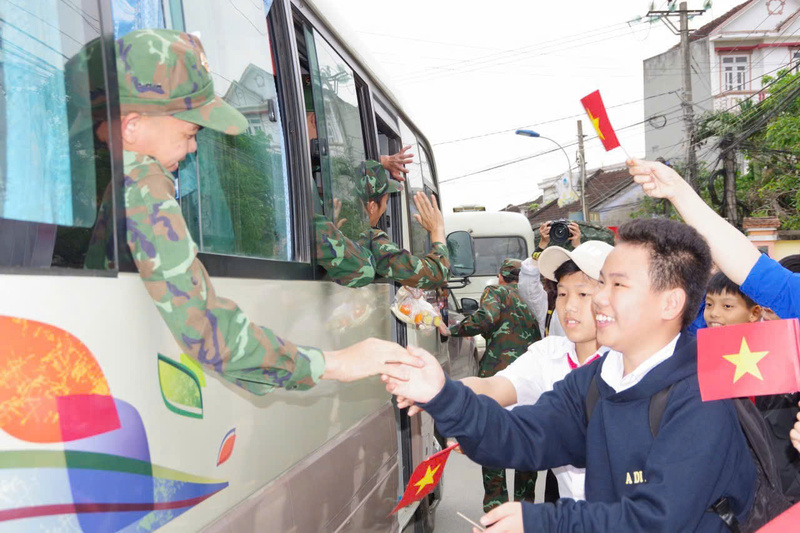Người dân chia tay chiến sĩ Quân đội Nhân dân Việt Nam sau thời gian thực hiện "Chiến dịch Quang Trung". Ảnh: Công Lý.