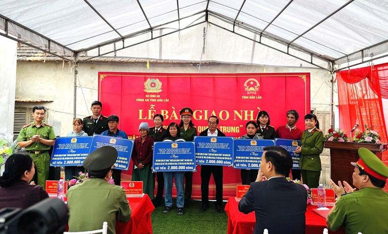 Lực lượng Công an tỉnh Đắk Lắk tổ chức bàn giao nhà cho người dân. Ảnh: Công Lý.