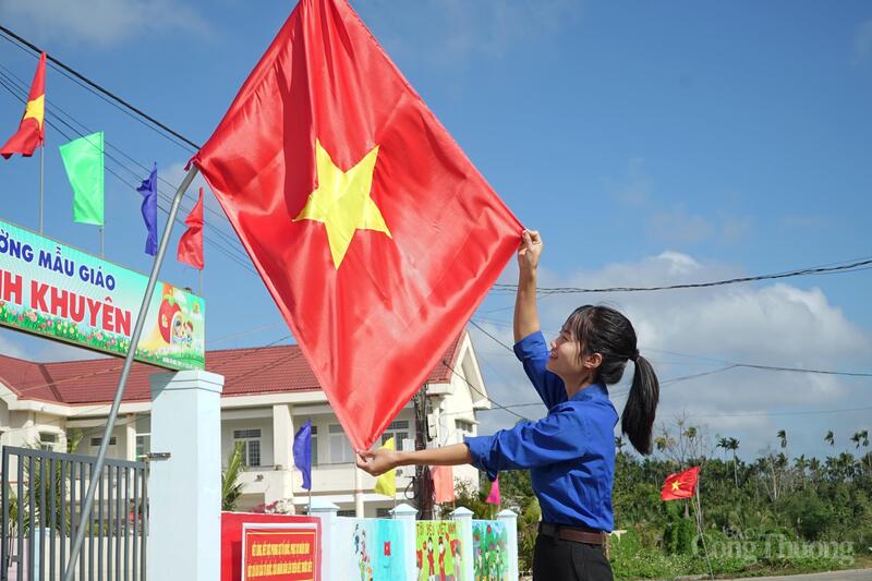 Đoàn viên thanh niên Tổ dân phố 3, phường Cư Bao tự hào dưới lá cờ Tổ Quốc