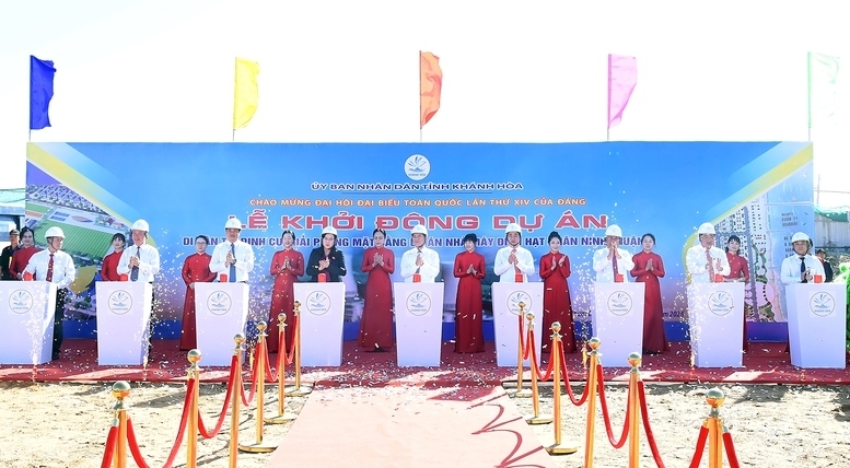 Phó Thủ tướng Bùi Thanh Sơn và các đại biểu thực hiện nghi thức khởi động Dự án thành phần 1: Di dân tái định cư, giải phóng mặt bằng Nhà máy điện hạt nhân Ninh Thuận 1. Ảnh: VGP/Hải Minh