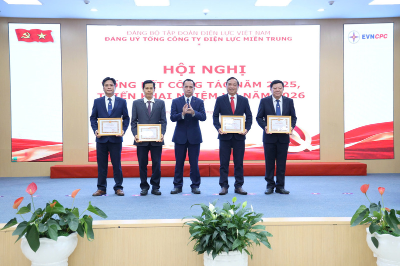 Ông Nguyễn Thanh, Bí thư Đảng ủy EVNCPC tặng Giấy khen của Đảng ủy Tổng công ty cho Văn phòng Đảng ủy và các tổ chức cơ sở Đảng trực thuộc. Ảnh: Phương Nam